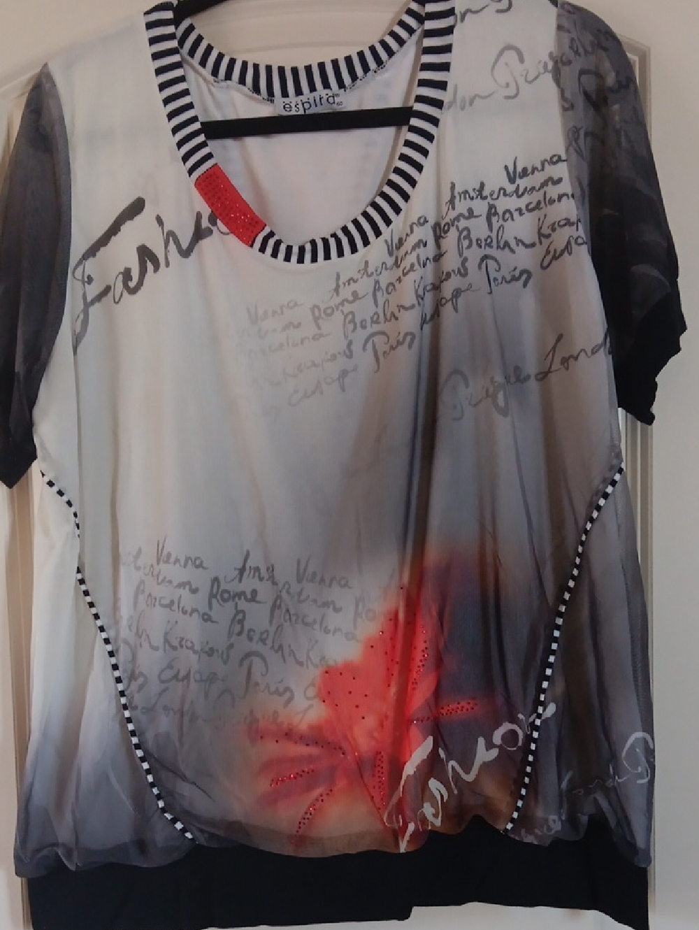 Esprira Ombre Script Short Sleeve Tunic with Red Accent